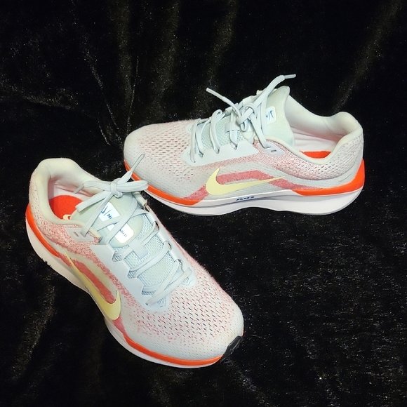 Nike Shoes - Nike Air Winflo Sneakers